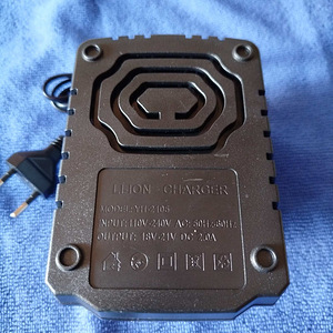 Зарядное устройство Makita (3 фото из 3)