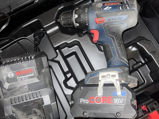 Аккумуляторная дрель Bosch Professional 18V + аккумулятор + зарядное устройство