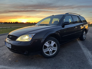 Ford Mondeo Ghia 2002 (3 фото из 11)