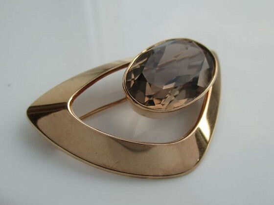 Suitsukvartsiga kullast pross,rinnaehe 585/K14, kaal 7,2 gr.