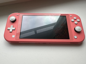 Nintendo Switch Lite + 64Гб SD-карта (1 фото из 10)