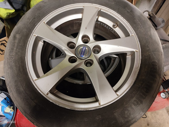 Volvo veljed koos rehvidega