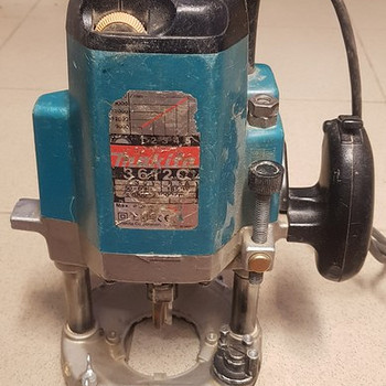 Фрезер вертикальный Makita 3612C