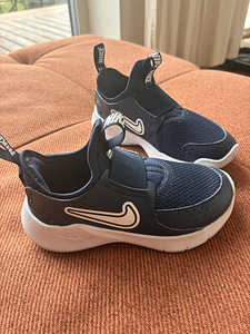 Детские кроссовки Nike (2 фото из 3)
