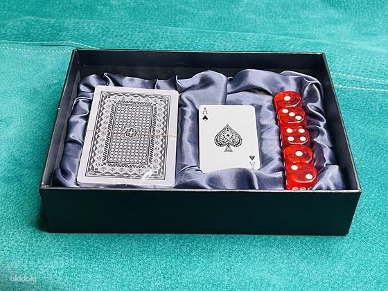 Подарочный набор зажигалка+кости+игральные карты. НОВЫЙ.