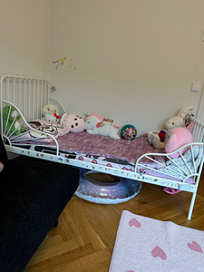 Детский стол и стульчик + кроватка (4 фото из 4)
