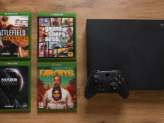 Xbox One X + 6 mängu