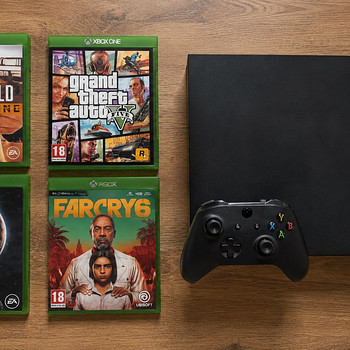 Xbox One X + 6 mängu