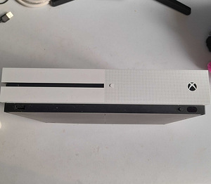Xbox One S 1TB + 5 mängu (3 foto / 4)