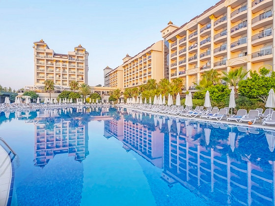 LAKE RIVER SIDE HOTEL