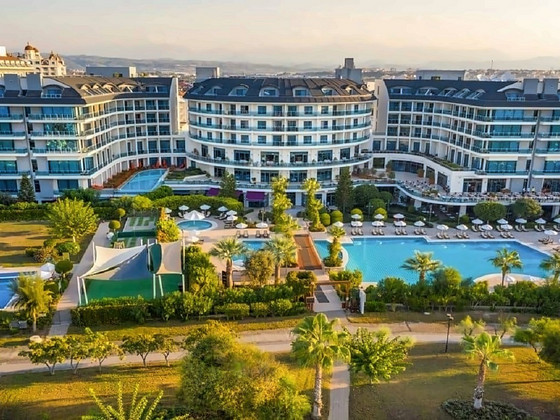 COMMODORE ELITE SUITES & SPA