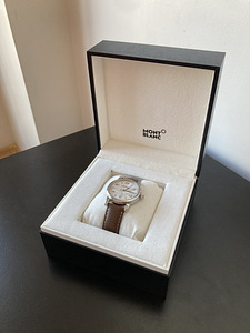 Мужские часы Montblanc Star Date Quartz 108762 (7 фото из 7)