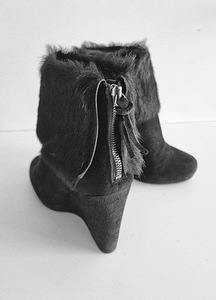 Mustad seemisnahast kiilkontsaga saapad Prada (5 foto / 8)