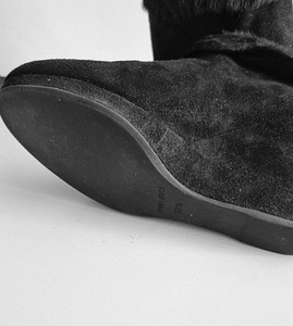 Mustad seemisnahast kiilkontsaga saapad Prada (6 foto / 8)