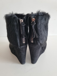 Mustad seemisnahast kiilkontsaga saapad Prada (7 foto / 8)