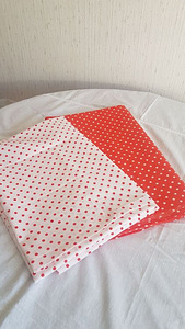 Puuvillane valge punaste täppidega kangas (1 foto / 3)