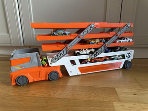 Hot Wheels autovedu koos autodega (1 foto / 3)