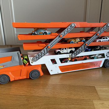Hot Wheels autovedu koos autodega