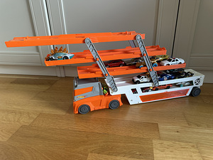 Hot Wheels autovedu koos autodega (2 foto / 3)