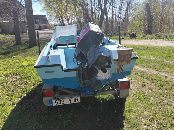 Paat mootori ja haagisega