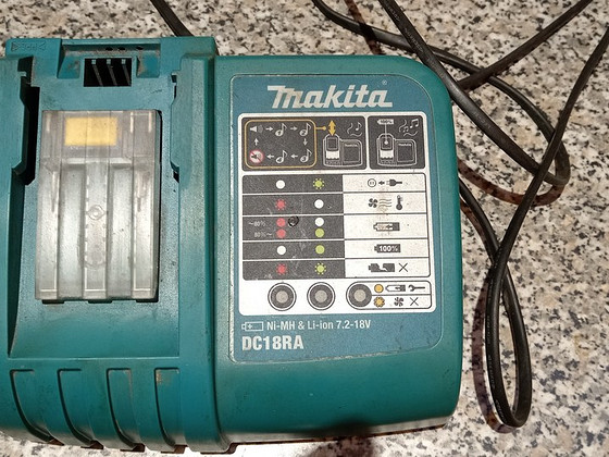 Зарядное устройство Makita