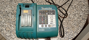 Зарядное устройство Makita (1 фото из 1)