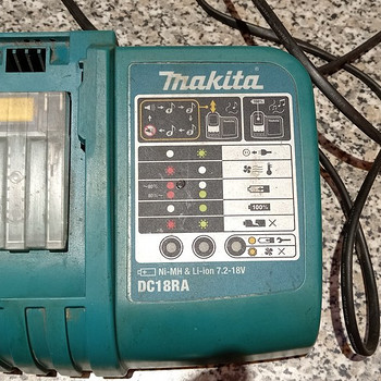 Зарядное устройство Makita