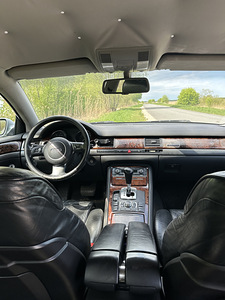 Audi A8 (1 фото из 14)