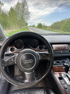 Audi A8 (14 фото из 14)