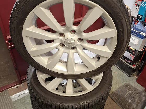 R18 Mitsubishi rattad 215 45