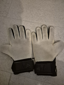 Продаются перчатки adidas predator (1 фото из 2)