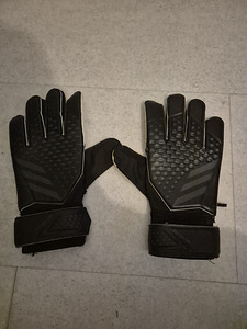 Продаются перчатки adidas predator (2 фото из 2)