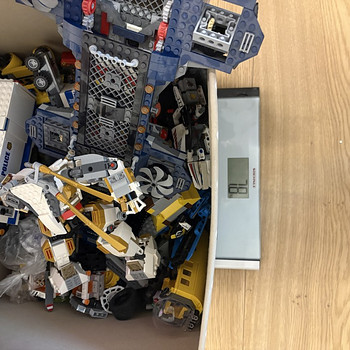 Lego (7,8 кг). (2 минифигурки из набора Marvel 76153)