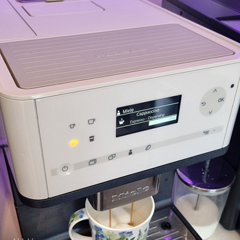 Качественная малоиспользованная кофемашина Miele