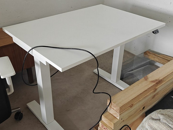 Elektriliselt reguleeritav töölaud