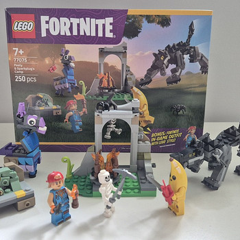Lego Fortnite 77075 - Peely ja Sparkplugi laager