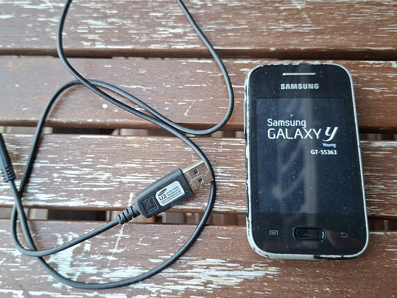 Samsung Galaxy Y (GT-S5363) mobiiltelefon