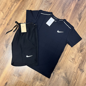 Полный черный комплект Nike Miler: шорты и рубашка для активного отдыха (1 фото из 3)