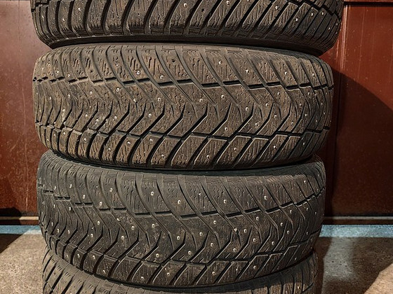 Хорошие шипованные шины YOKOHAMA 235/60 R18 комплект 4 шт.