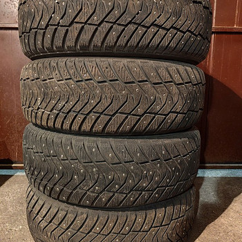 Хорошие шипованные шины YOKOHAMA 235/60 R18 комплект 4 шт.
