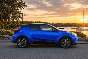 Toyota C-HR Dynamic Plus Hybrid 2017 — стильный, экономичный (9 фото из 10)
