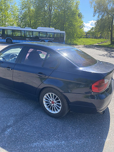 Продается BMW 320D (6 фото из 14)