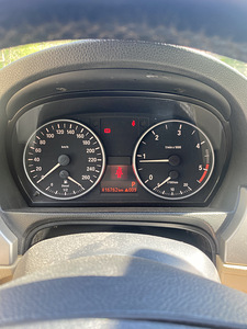 Продается BMW 320D (8 фото из 14)
