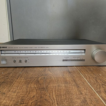 Yamaha T-550 AM/FM стерео тюнер (1979-81)