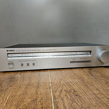 Yamaha T-550 AM/FM стерео тюнер (1979-81)