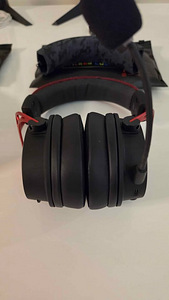 HyperX Cloud Alpha Wireless и Corsair Virtuoso RGB Wireless (2 фото из 3)