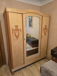 Античный шкаф (1 фото из 4)