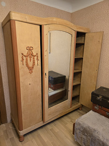 Античный шкаф (3 фото из 4)