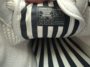 Tommy Hilfiger meeste jalanõud 44 (5 foto / 5)