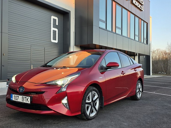 Toyota Prius 2016, 1.8 гибрид 72kW/37kW, автомат
